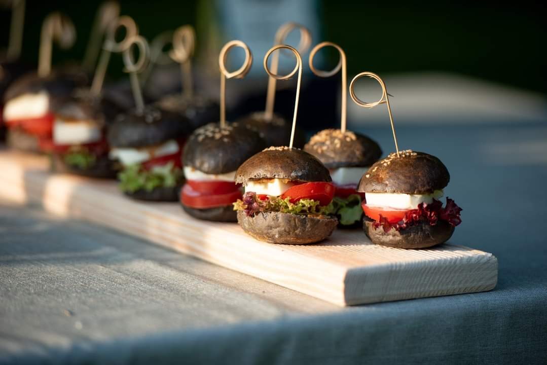 Burger vom Burger-Catering, jeder Gast baut selbst zusammen