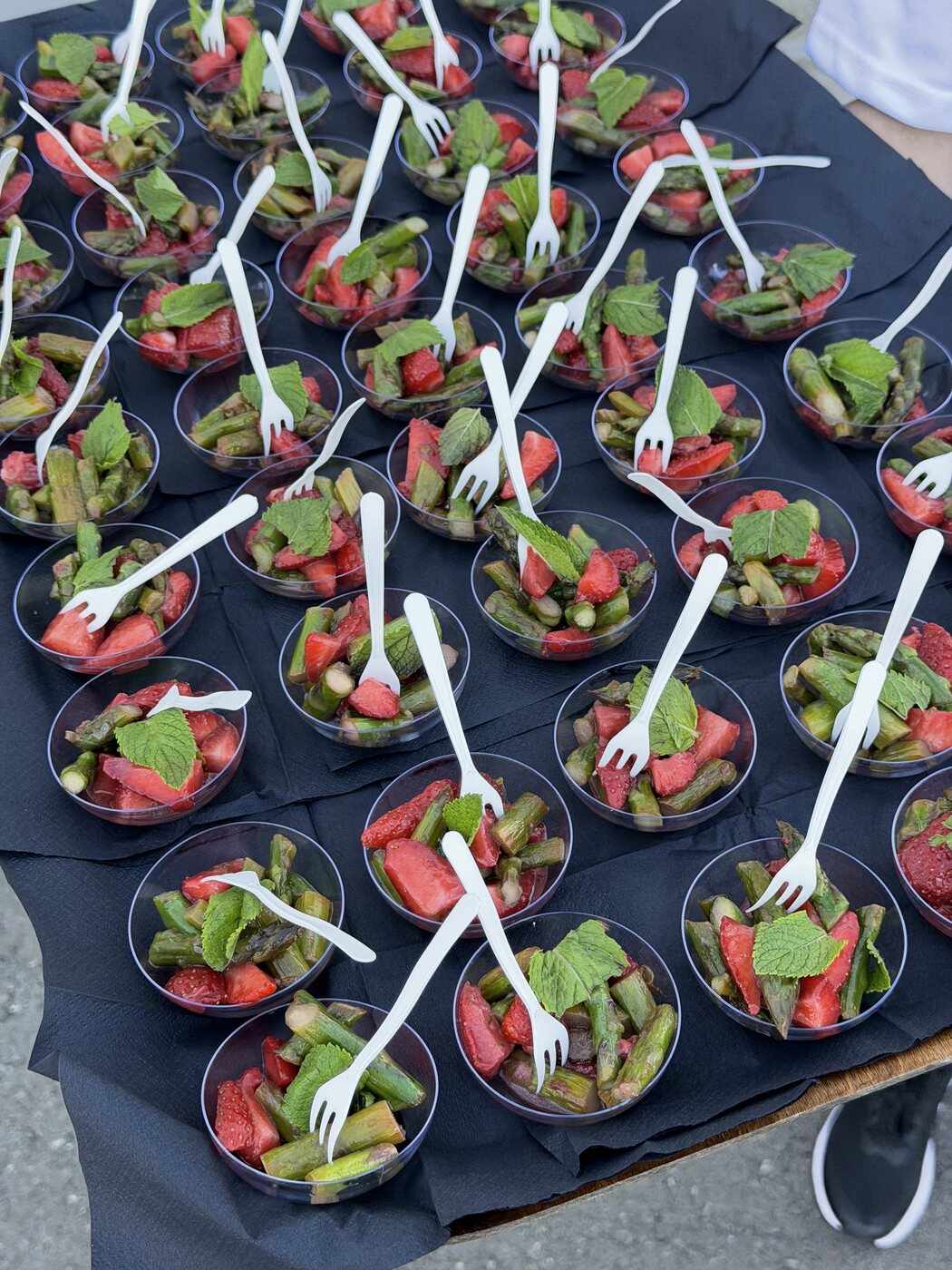 Apéro-Becher mit Erdbeeren, Spargel und Minze am Catering von Engler Genuss