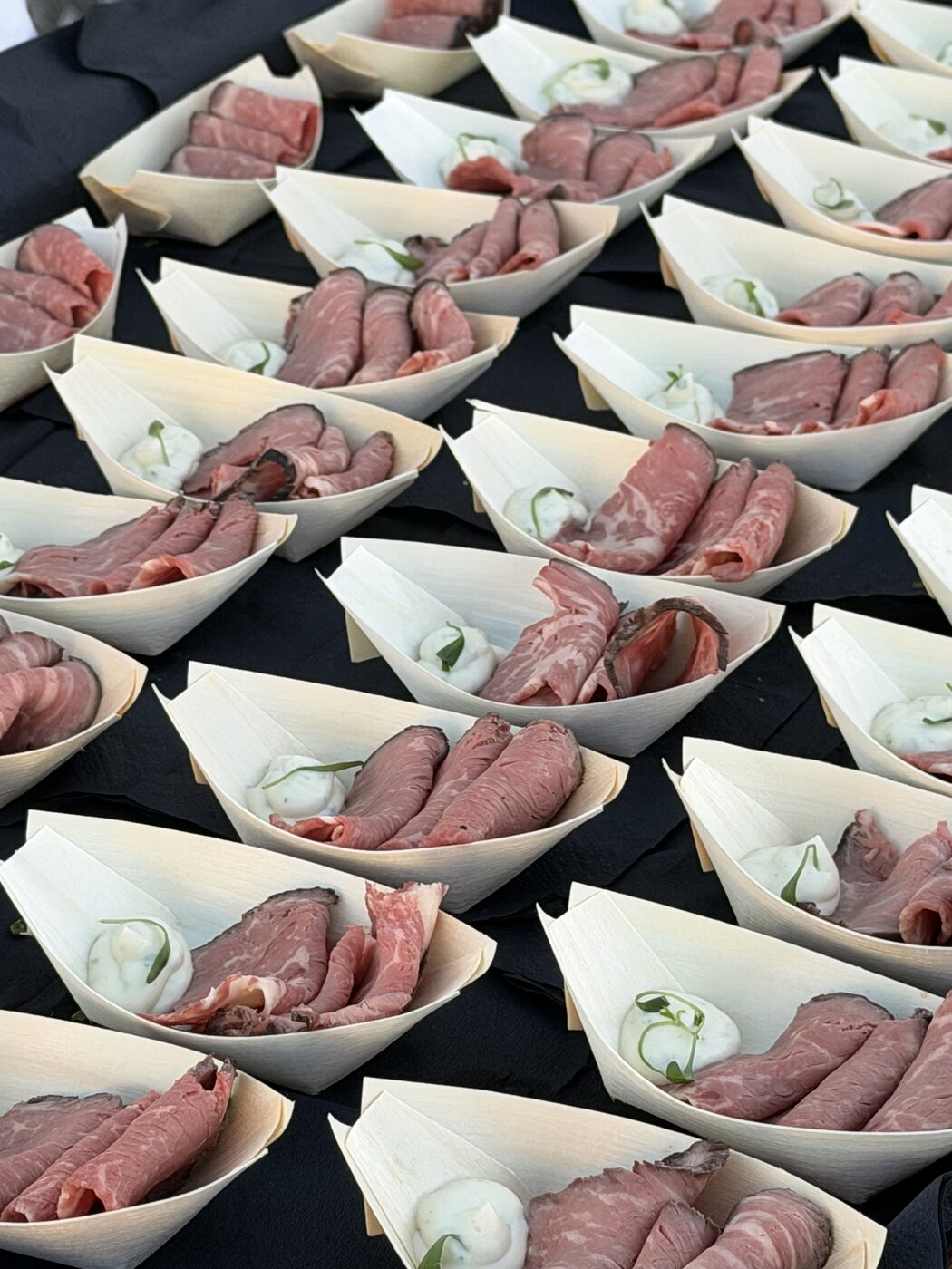 Roastbeef-Häppchen auf dem Serviertablett
