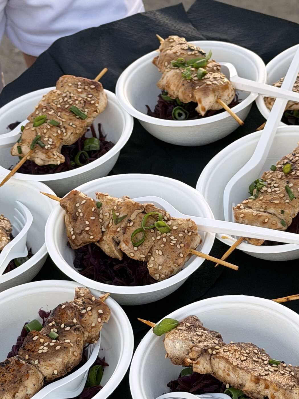 Pouletspiess mit Sesam, frisch angerichtet