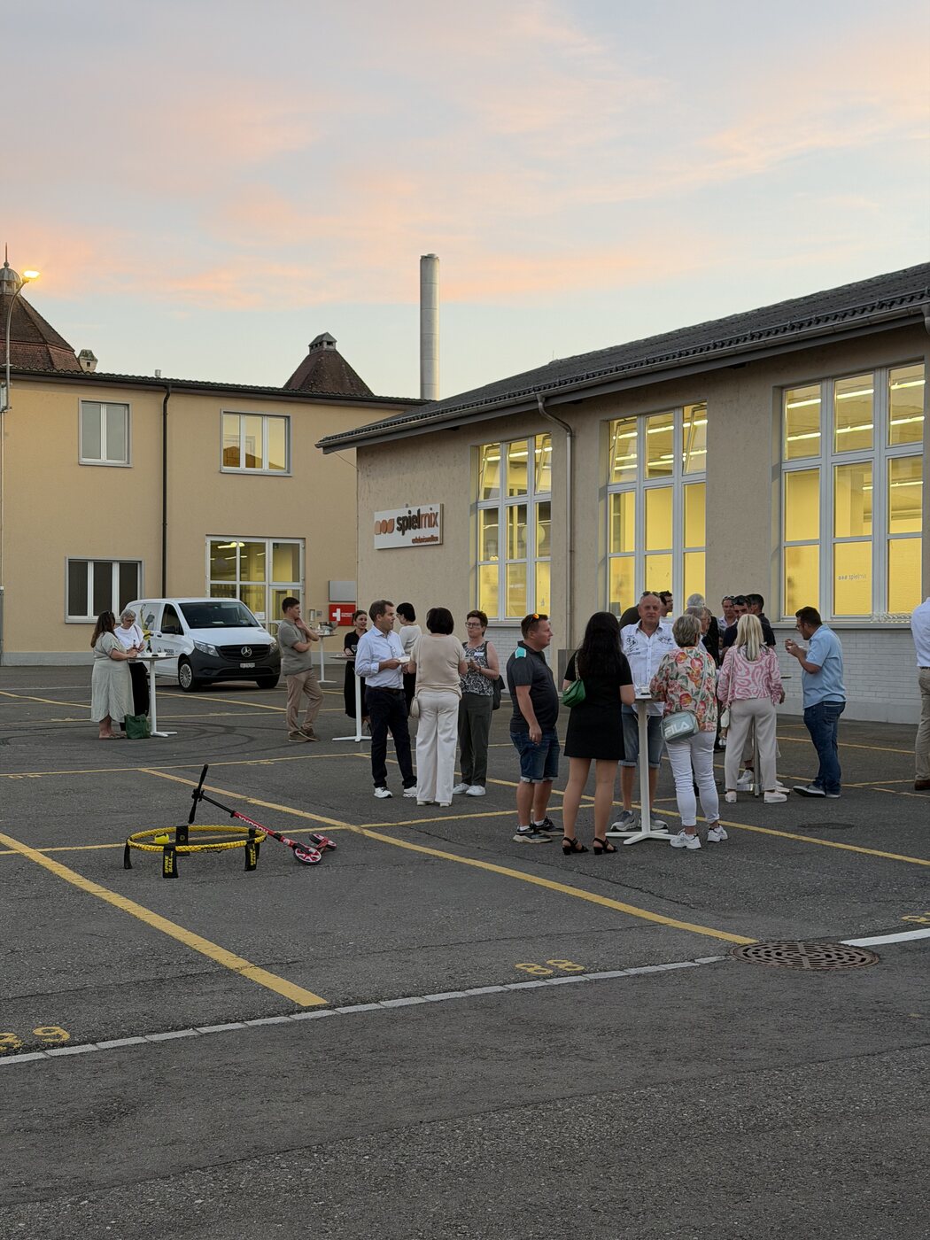Abendstimmung mit Stehtischen an einem Anlass